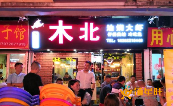 (转让) 有免费停车位，周边还有几家网红店。
