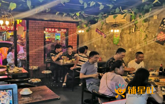 (转让) 有免费停车位，周边还有几家网红店。