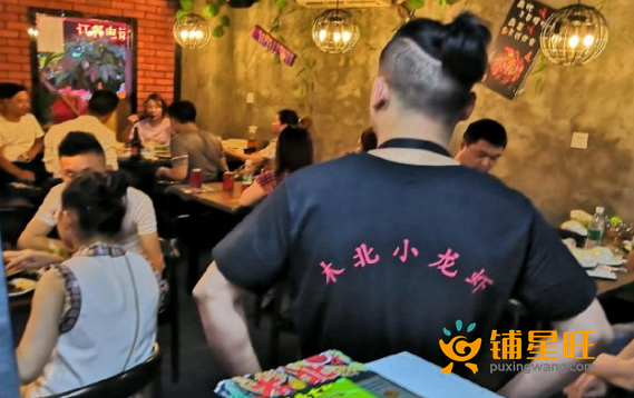 (转让) 有免费停车位，周边还有几家网红店。