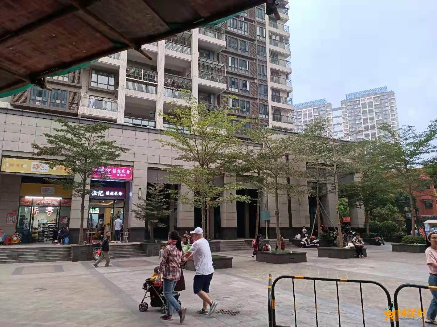 高档花园小区出入口米粉店转让